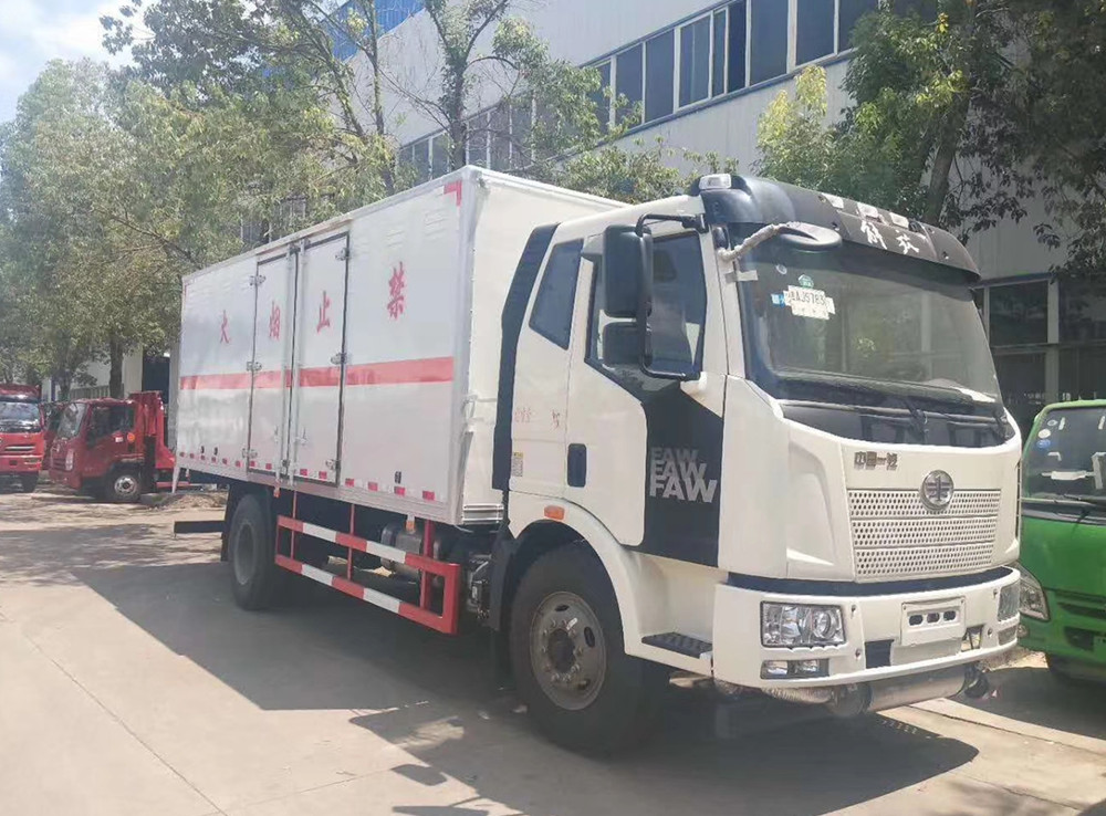 解放6米液体厢式运输车
