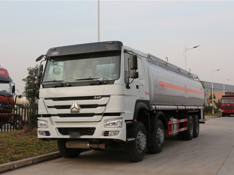 重汽前四后八（30方）运油车