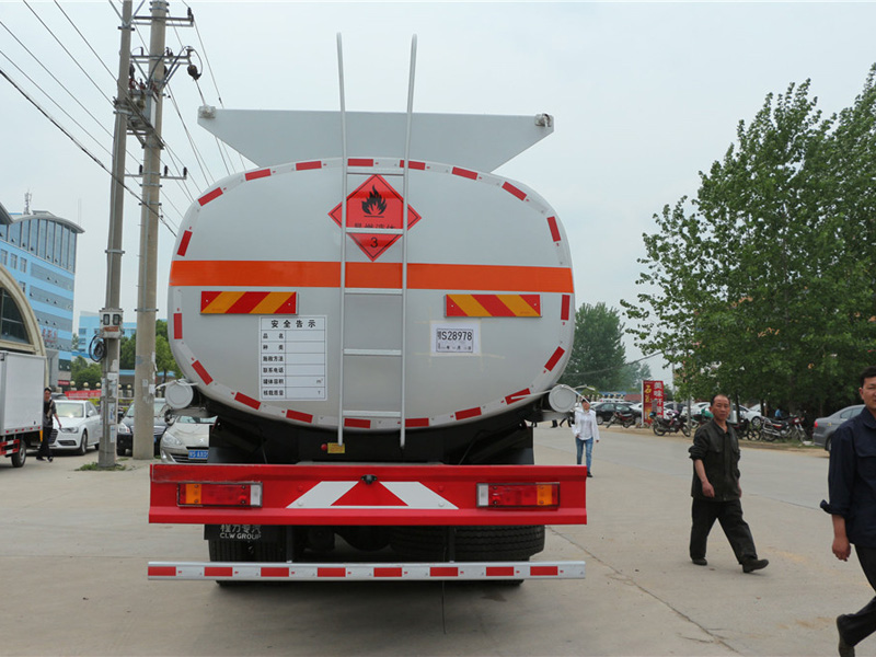 东风天龙前四后八（25方）运油车