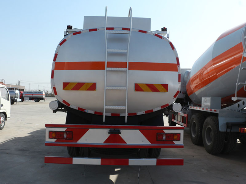 东风天锦小三轴(20方)运油车