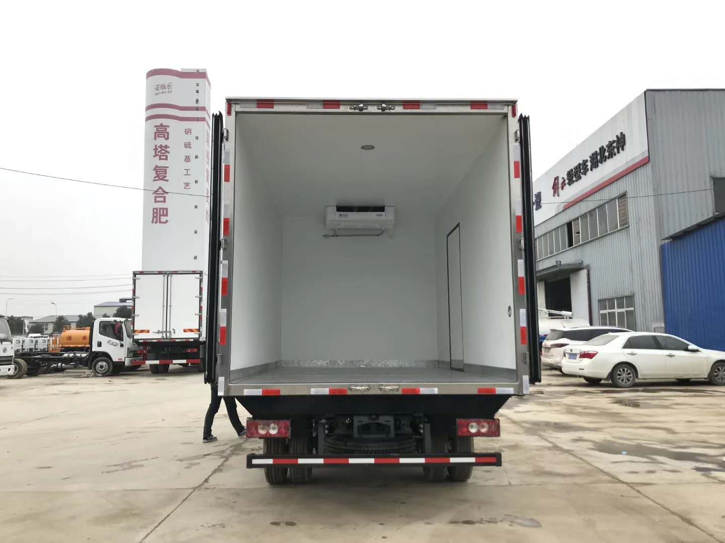 奥铃CTS排半带卧冷藏车