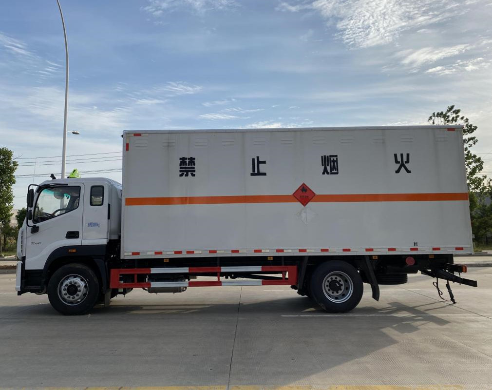 福田欧航6.8米杂项危险品厢式运输车