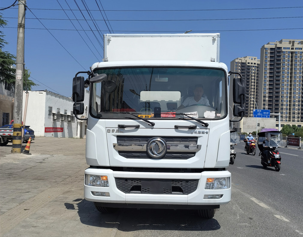 东风多利卡D9八类腐蚀品厢式车