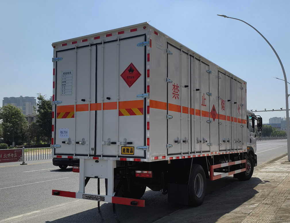东风多利卡D9三类液体厢式车