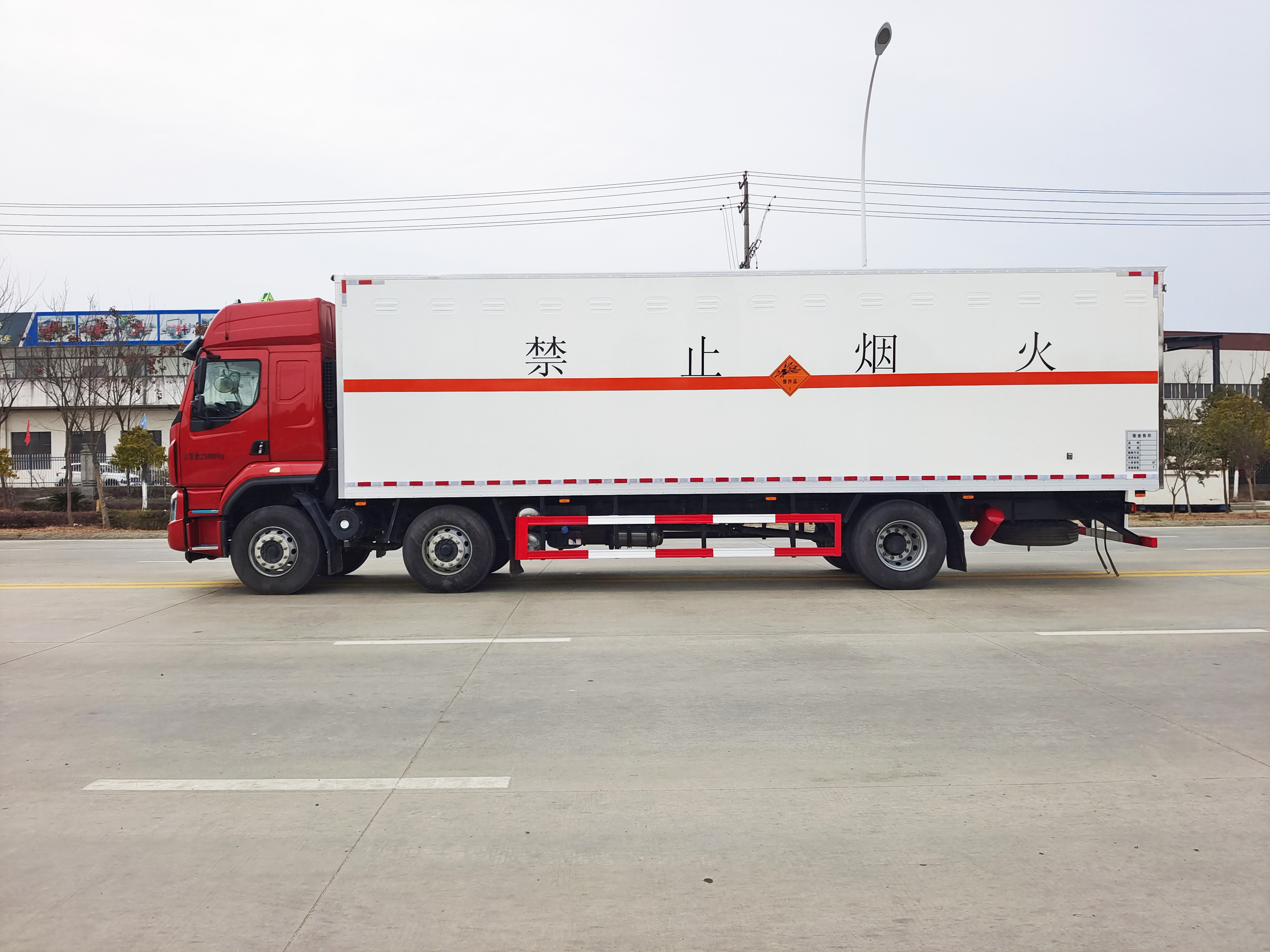 柳汽9.6米三轴爆破器材运输车