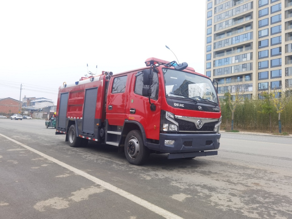 东风福瑞卡5吨水罐/泡沫消防车