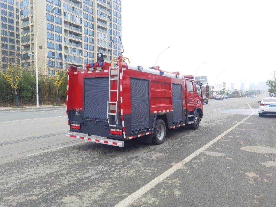 东风福瑞卡5吨水罐/泡沫消防车