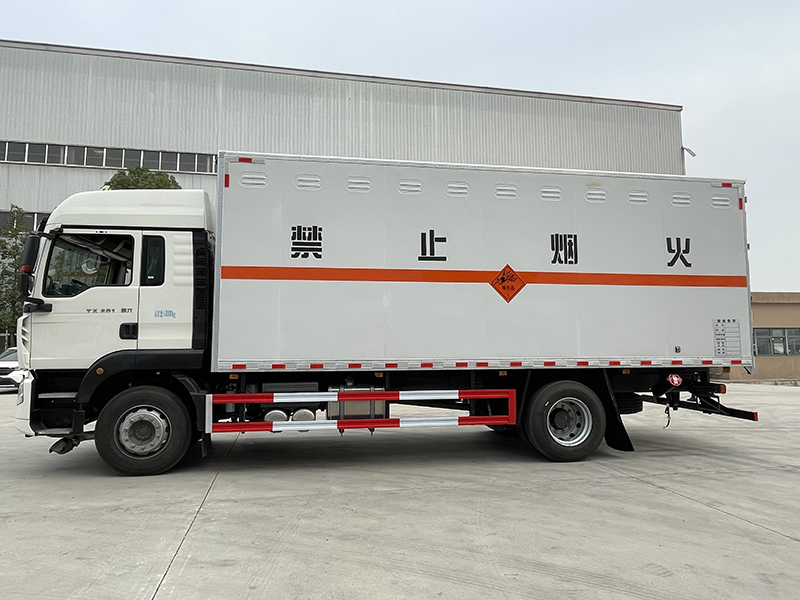 重汽豪沃6.8米爆破器材运输车