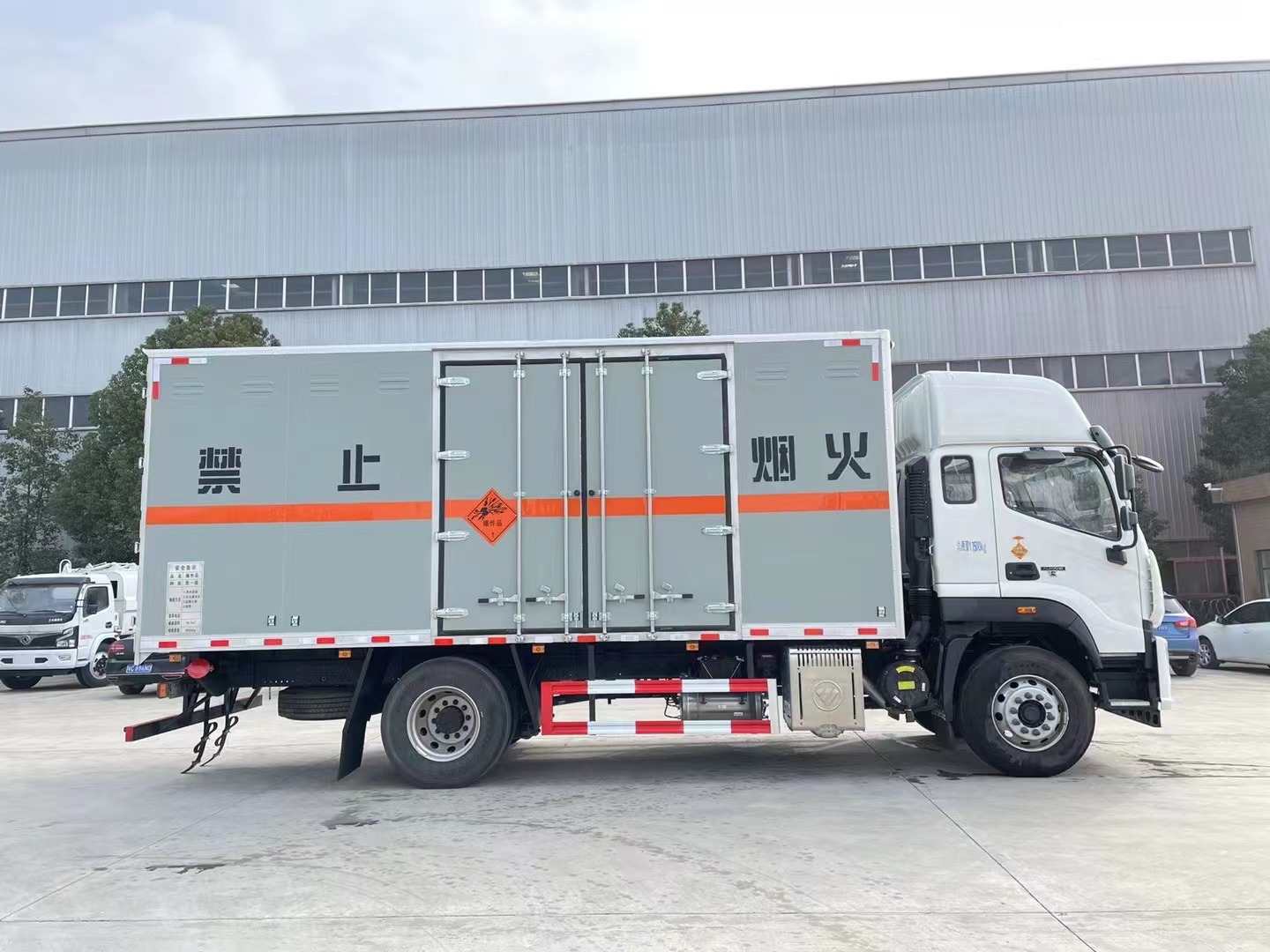 福田欧航10吨炸药车高顶双卧