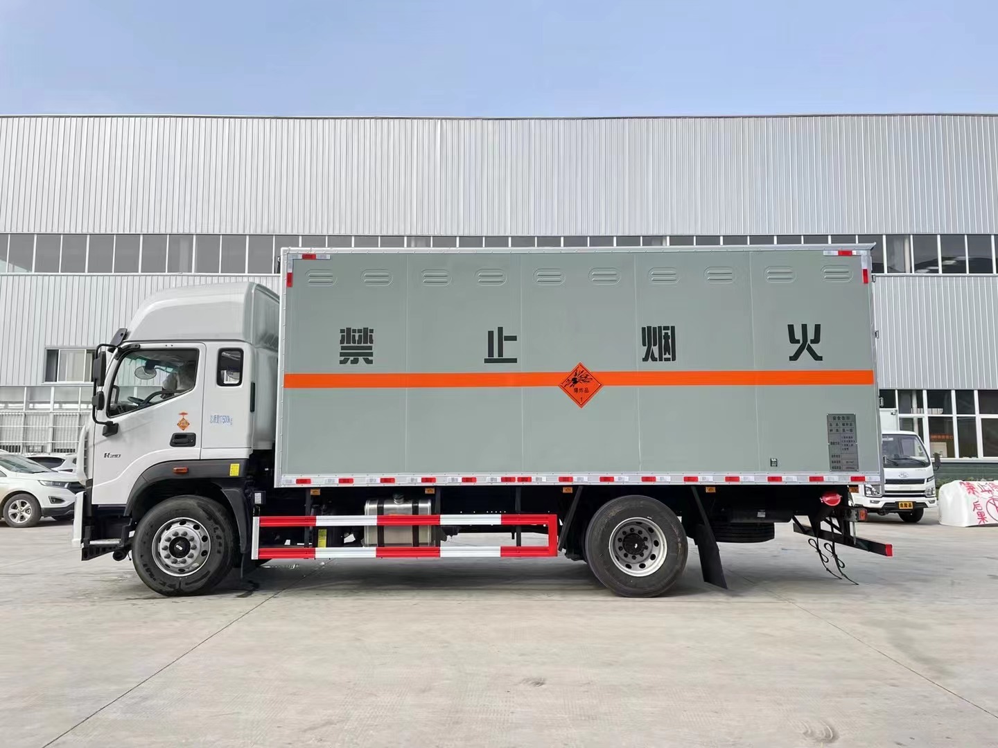 福田欧航10吨炸药车高顶双卧
