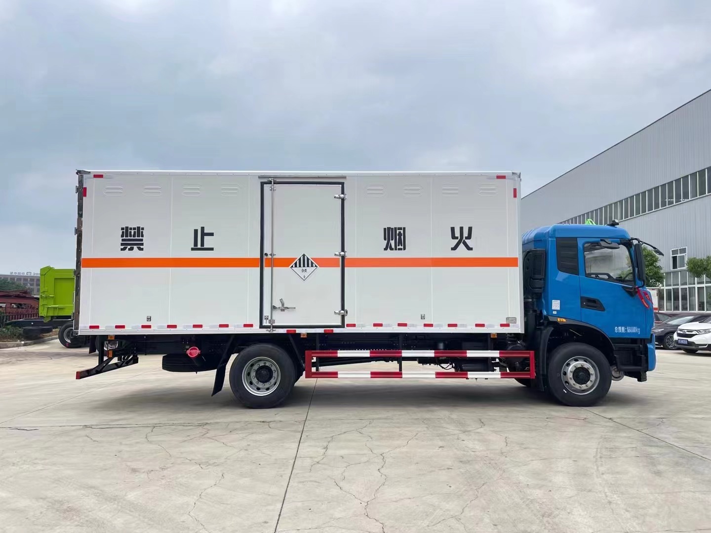 天锦废矿物油专用车