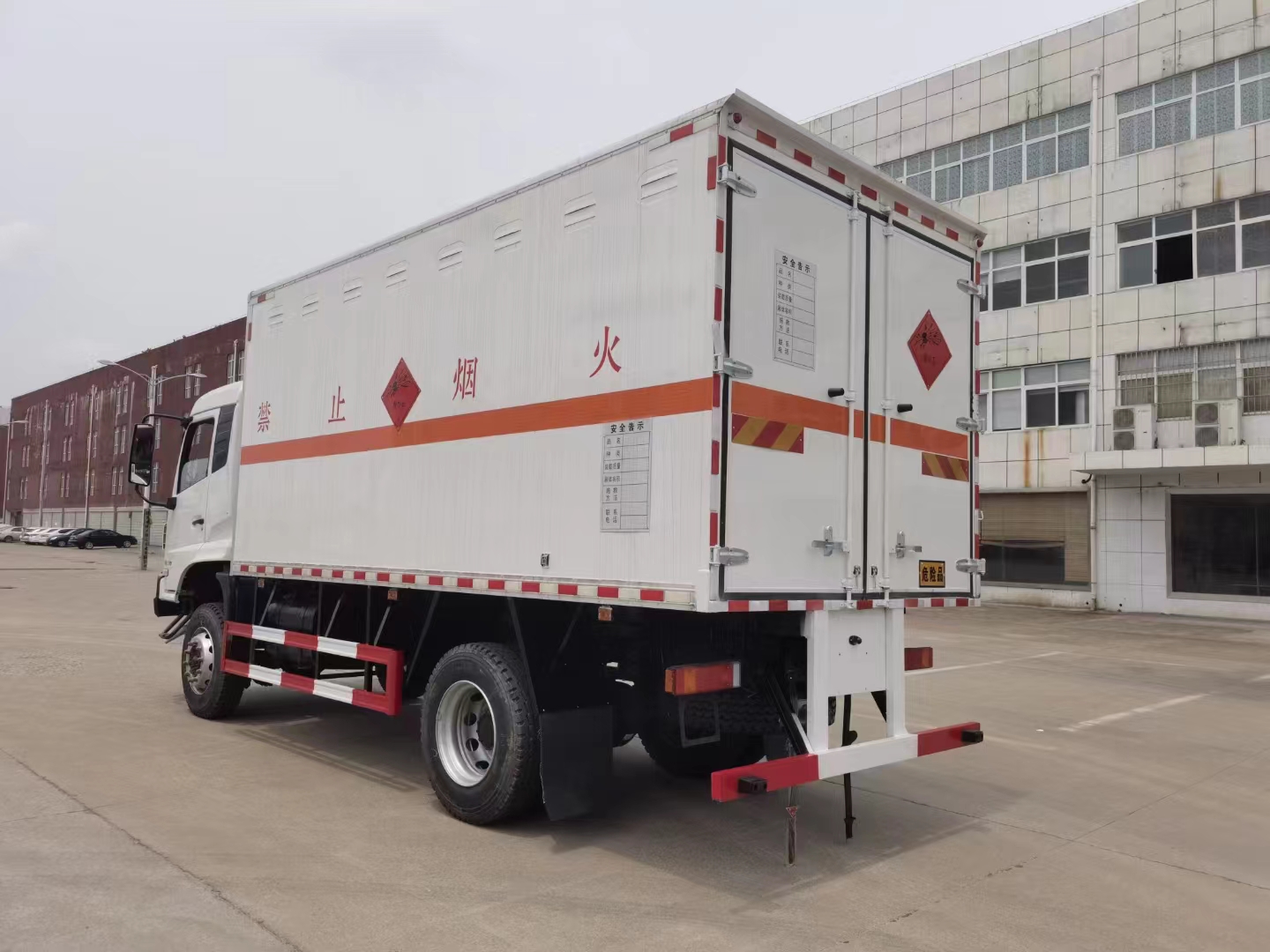 东风天锦四驱10吨爆破器材运输车