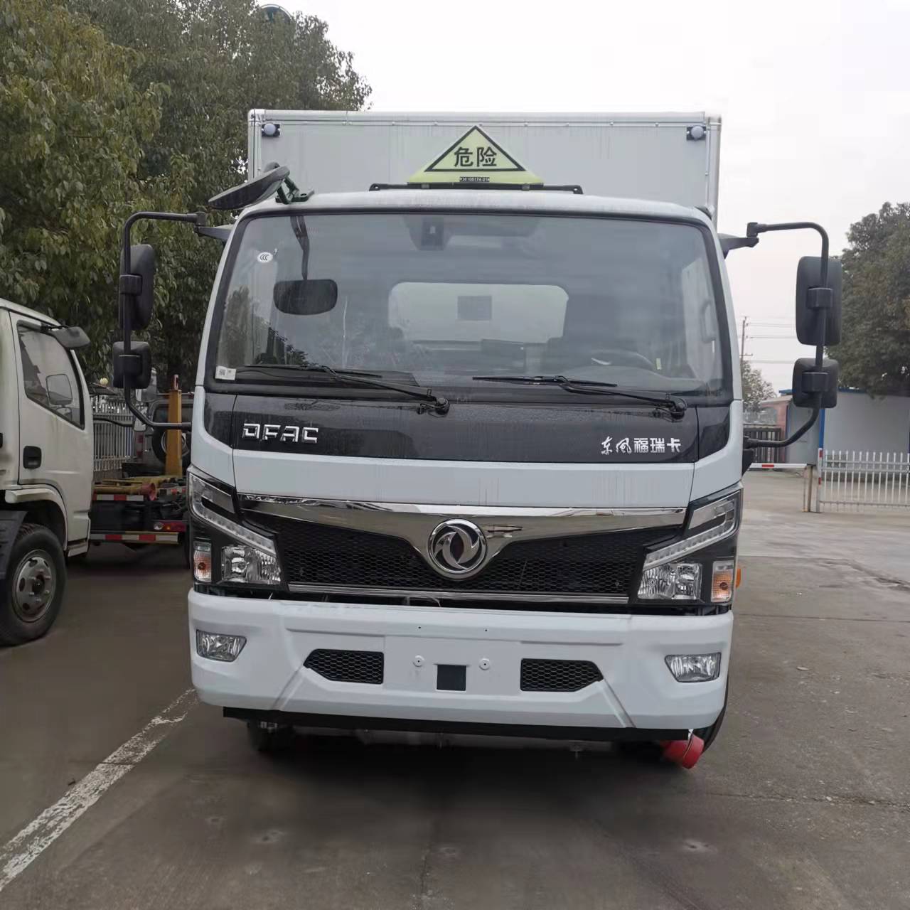 东风5吨5米国六毒性气体厢式运输车
