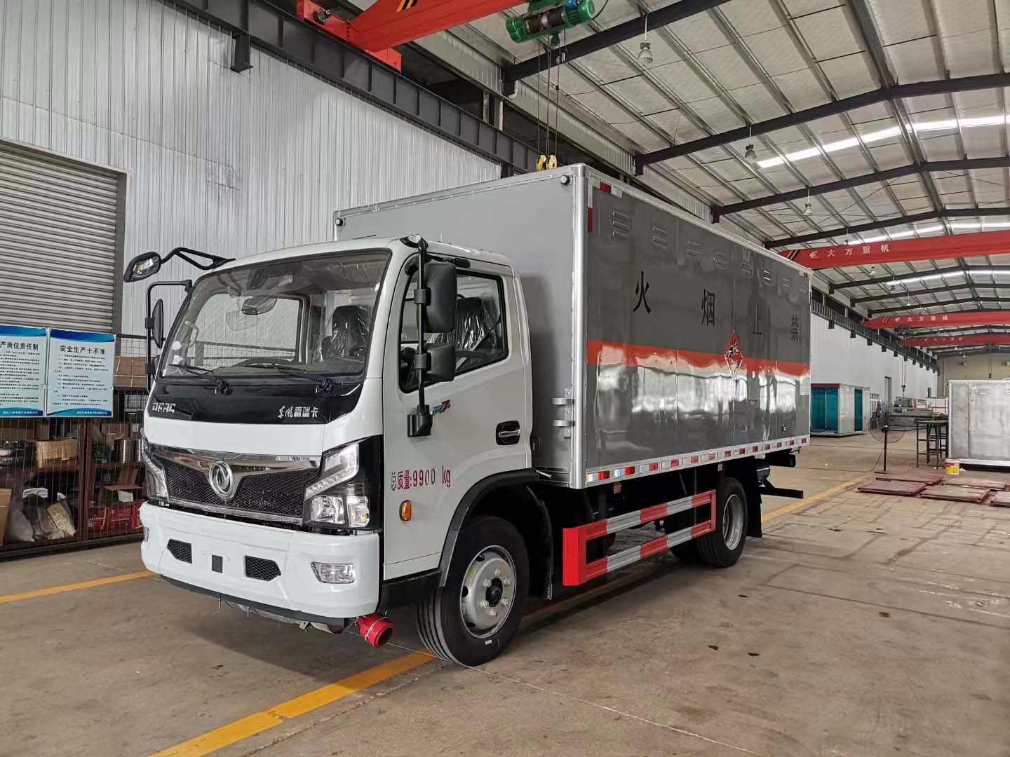 东风5吨5米国六毒性气体厢式运输车