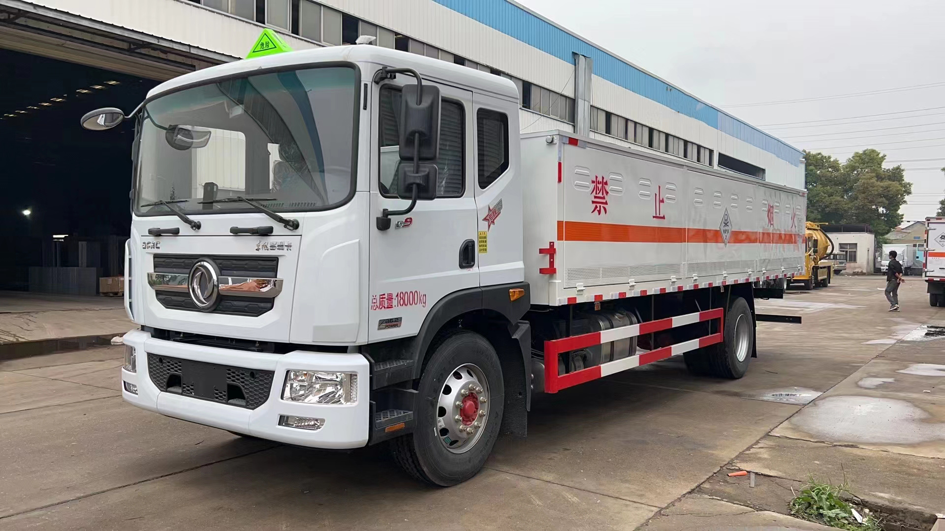 东风D9国六10吨毒性气体厢式运输车