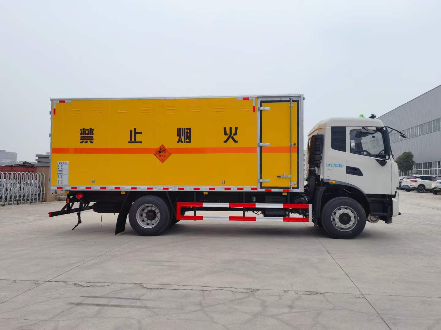 东风天锦10吨毒性气体厢式运输车