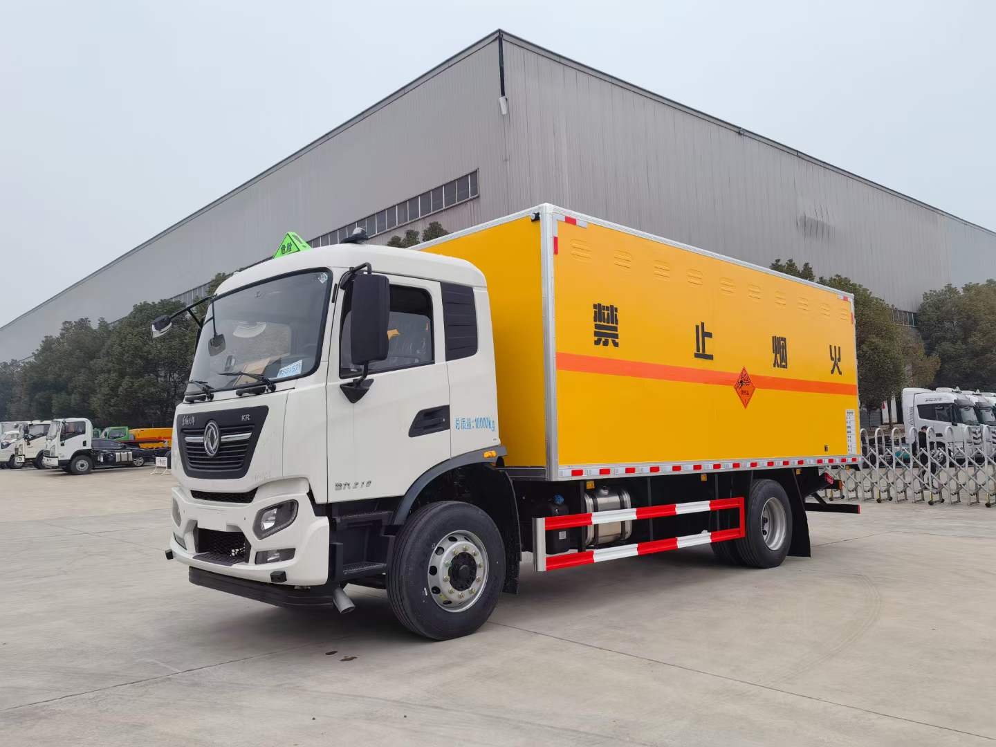 东风天锦10吨毒性气体厢式运输车