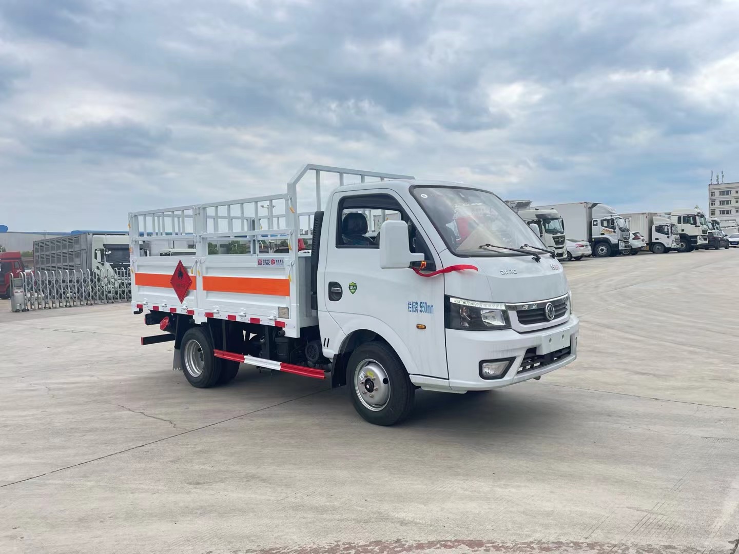 东风途逸柴油版3.8米气瓶运输车