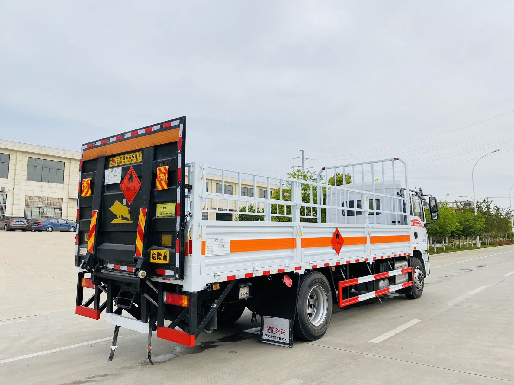 陕汽德龙6.8米气瓶运输车