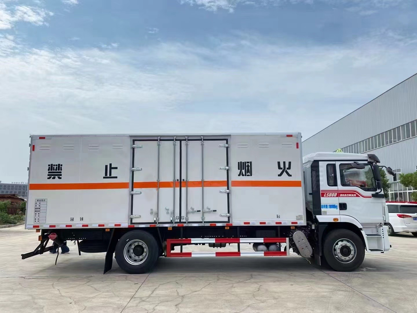 陕汽德龙6.8米杂项危险品厢式车