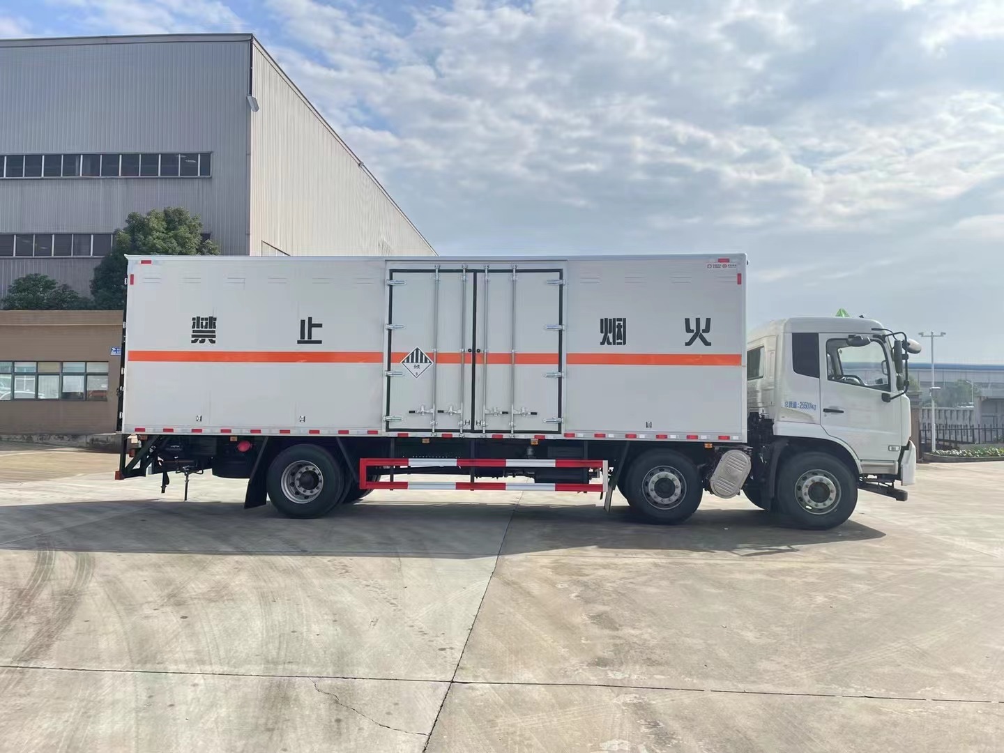 杂项危险废物厢式车/8.6米九类危险品厢式车
