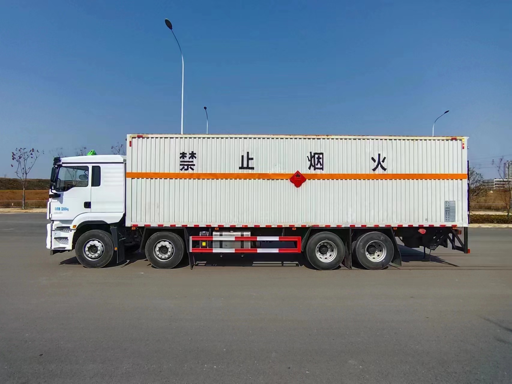 陕汽德龙M3000易燃液体厢式运输车