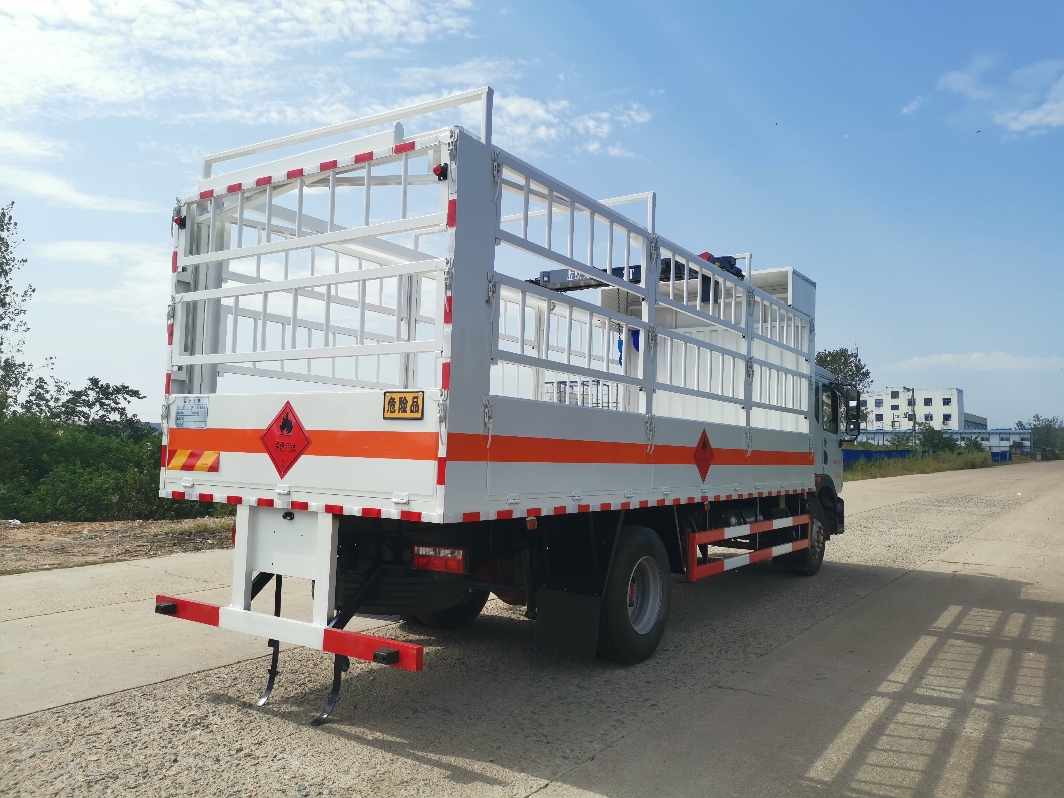 东风D9国六带滑道气瓶车