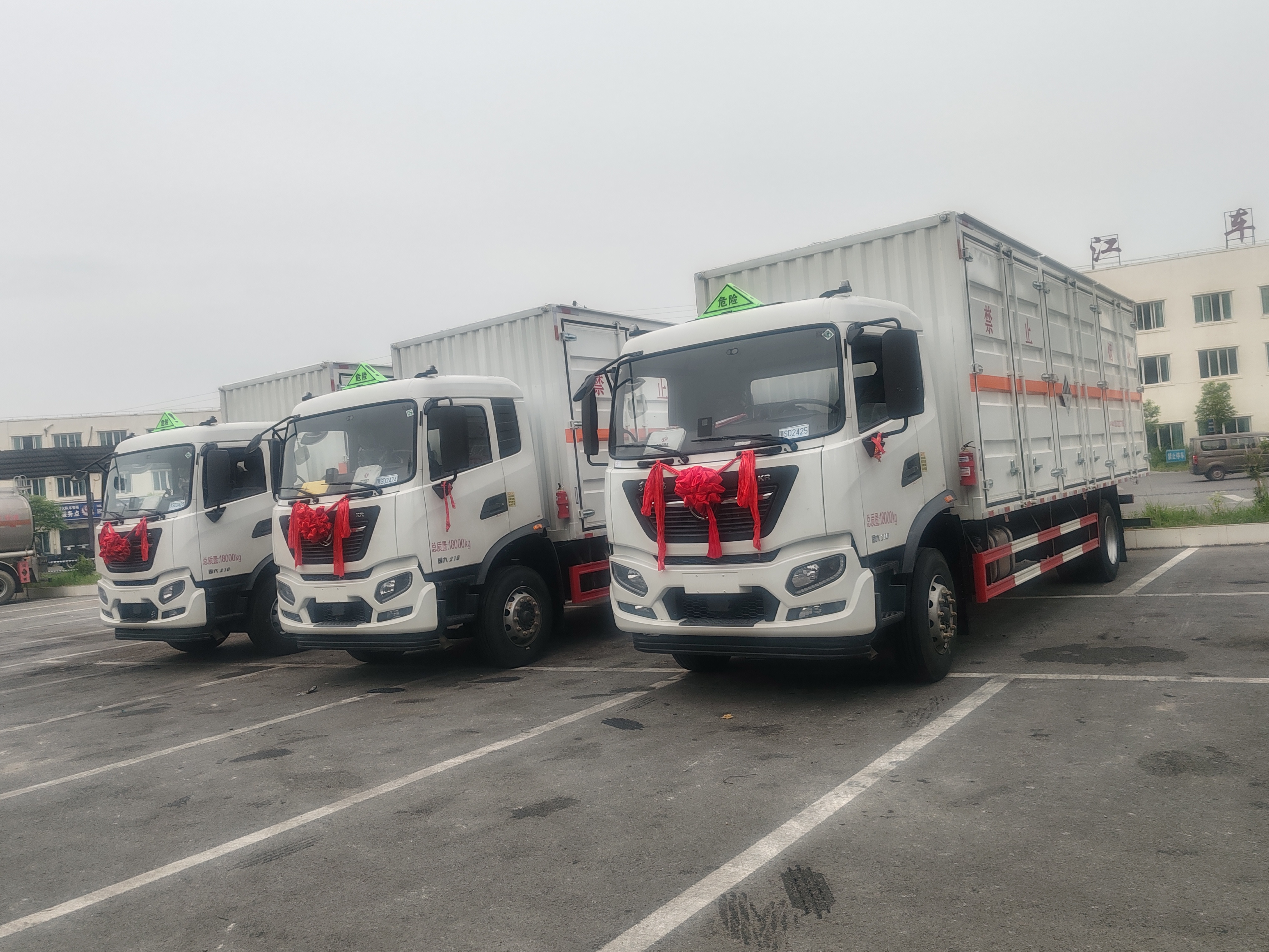 东风天锦6米8杂项10吨左右开门危险品车