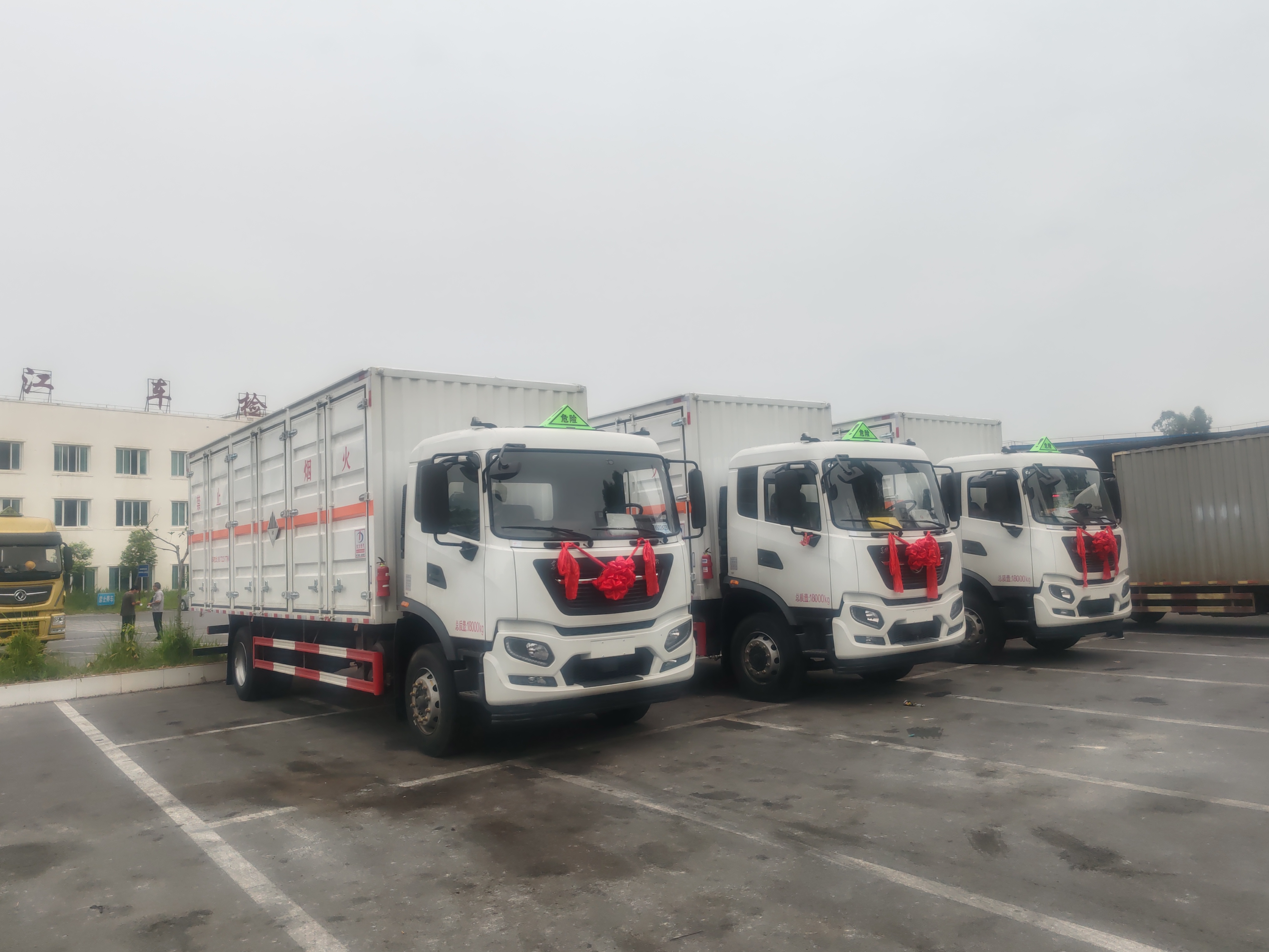 东风天锦6米8杂项10吨左右开门危险品车