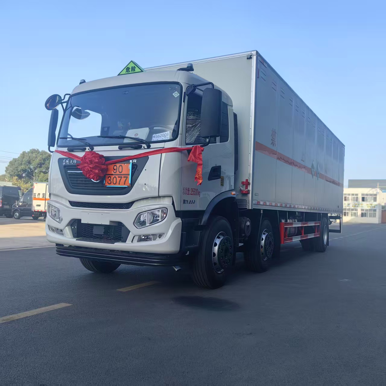 东风天锦三轴国六9米6杂项危险品车