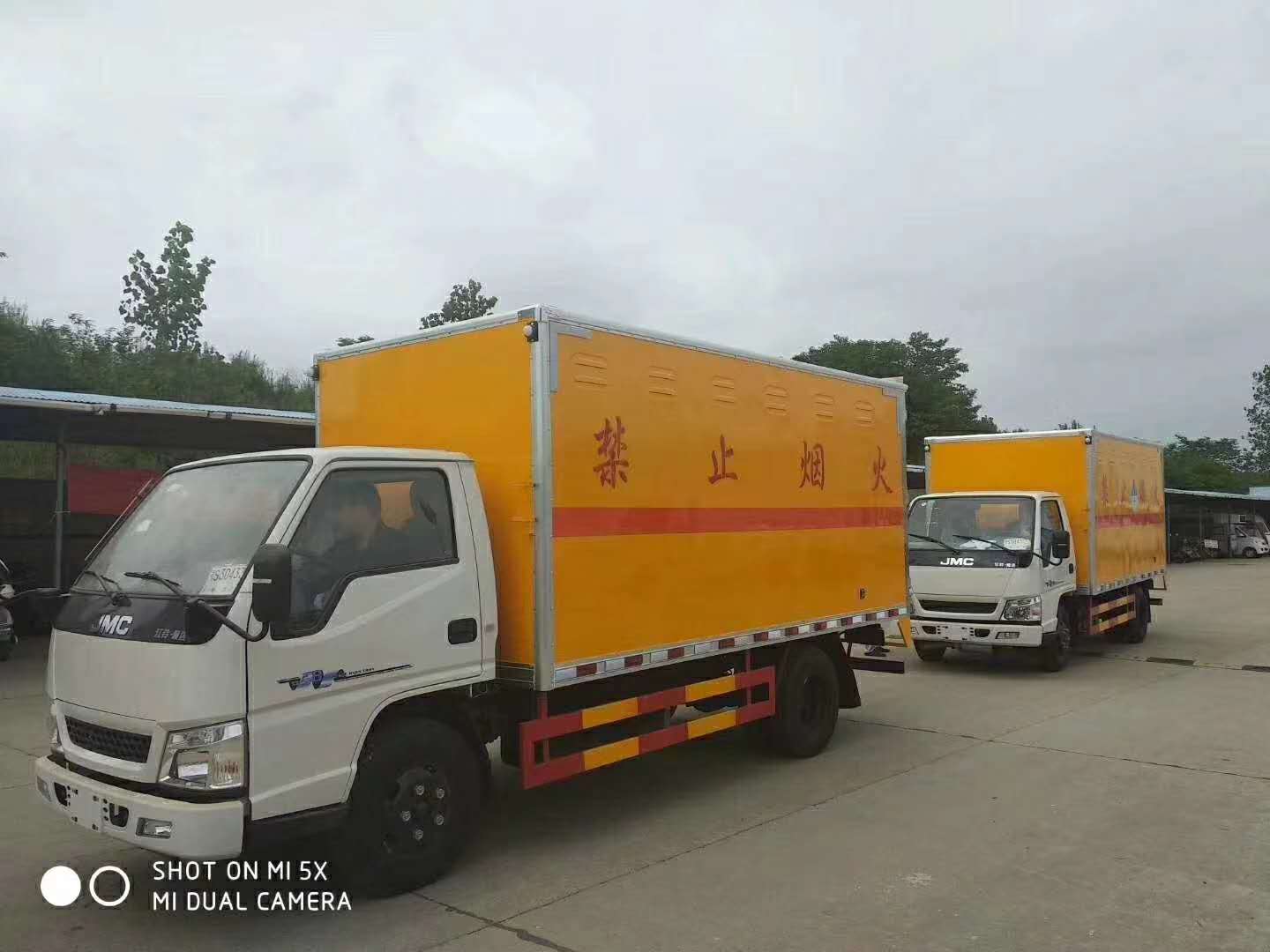 重庆张总订购2台江铃杂项危货车发车