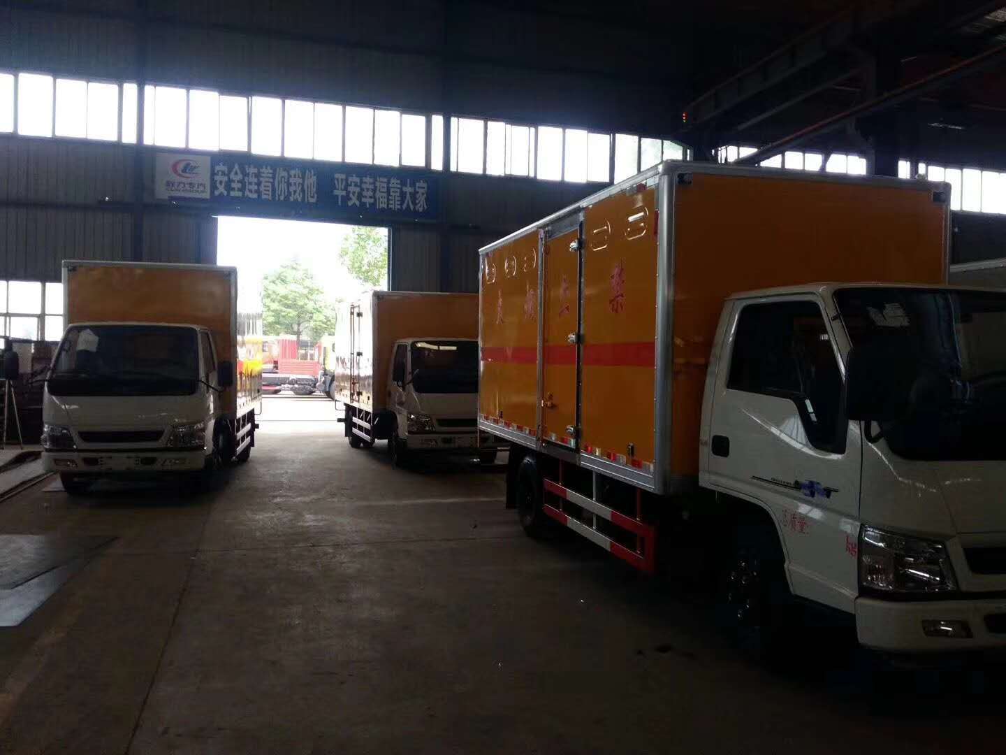 云南刘总订购三台江铃4.2米民爆车发车