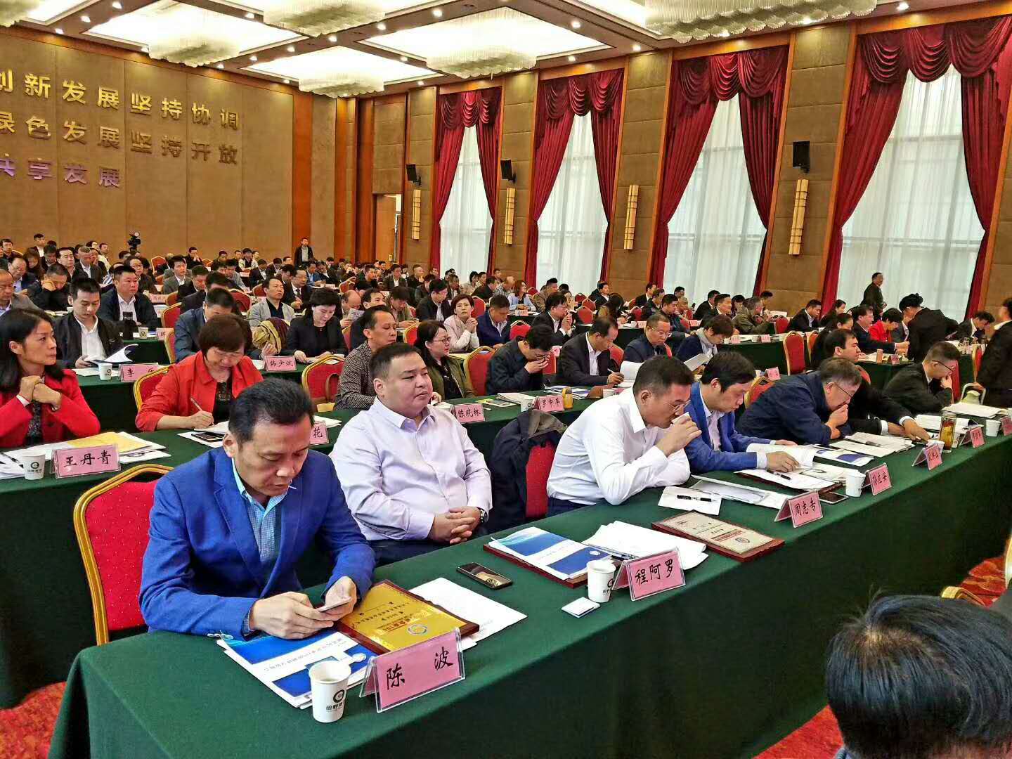 湖北民营企业100强发布会暨省工商联常委会在咸宁召开