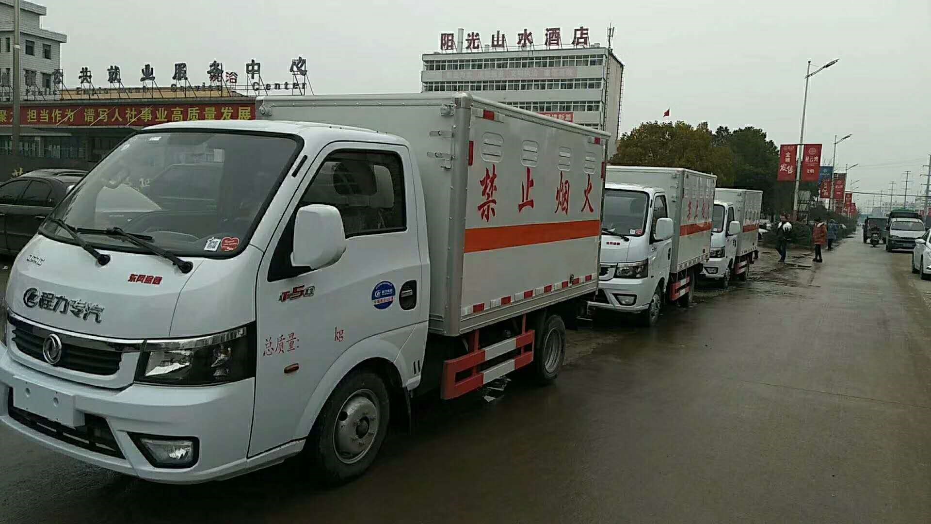 陕西仁总三台东风途逸气体厢式车发车