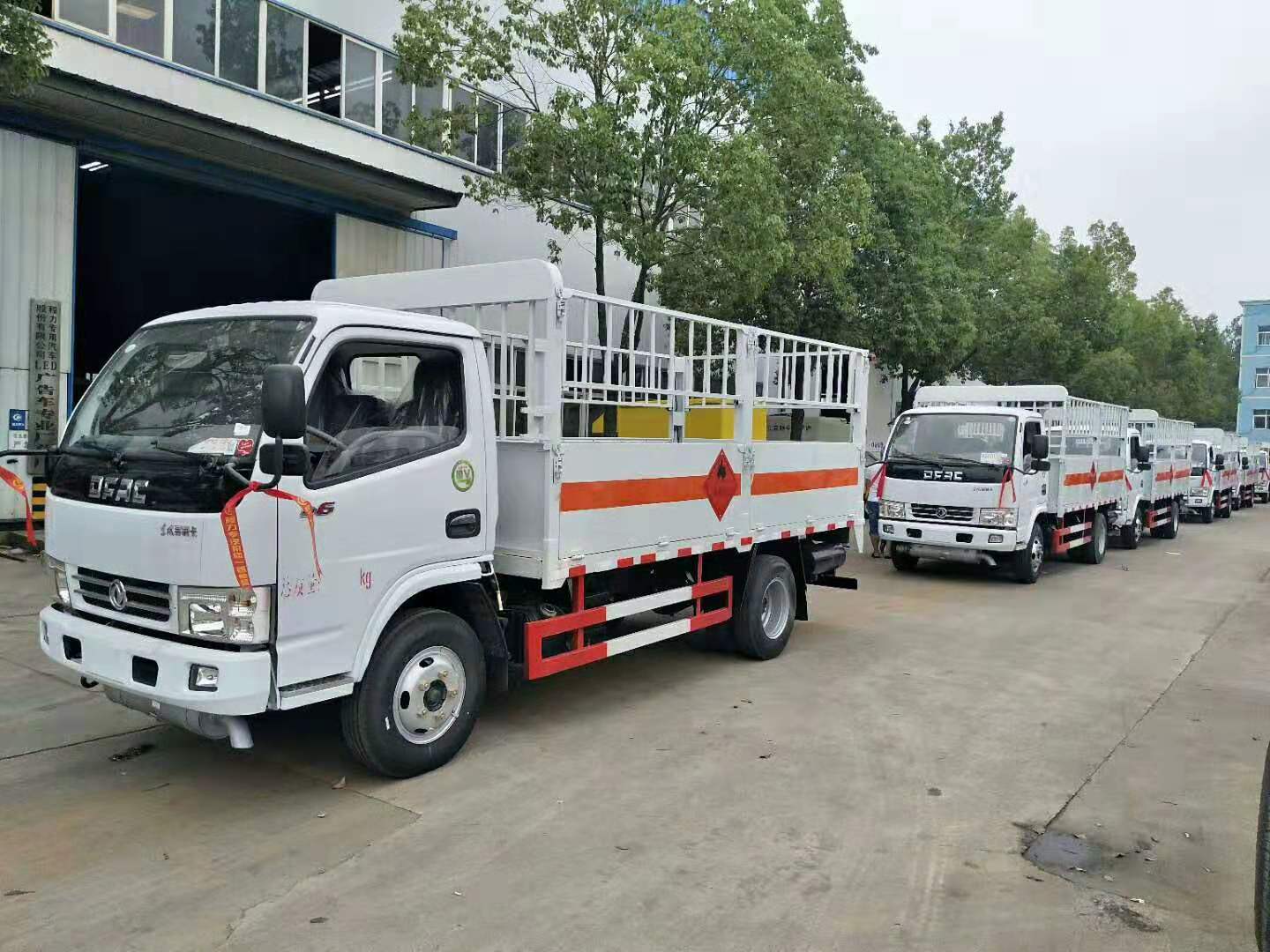 陕西王总订购六台东风多利卡易燃气体厢式车发车