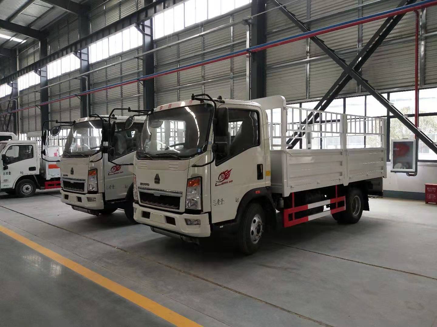 广东清远丁总订购两台重汽豪沃4米2蓝牌气瓶运输车发车