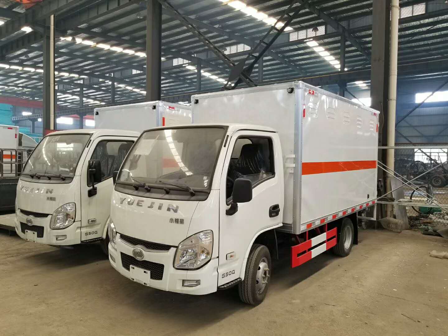 河北阮总两台跃进汽油版易燃气体厢式车发车