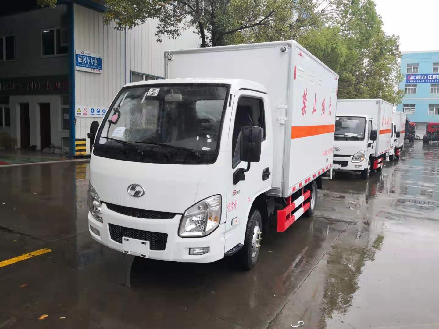 陕西杜总订购三台跃进易燃液体厢式车发车