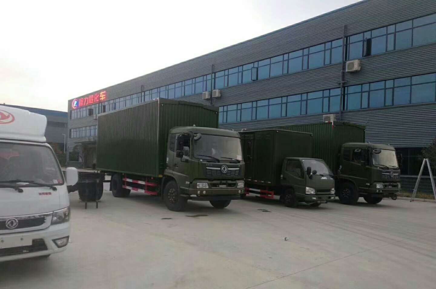 某区运输总队领导来我厂验收需物资运输车