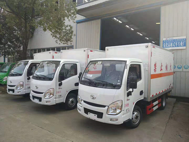 黑龙江王总订购三台跃进小福星厢式危险品车顺利发车