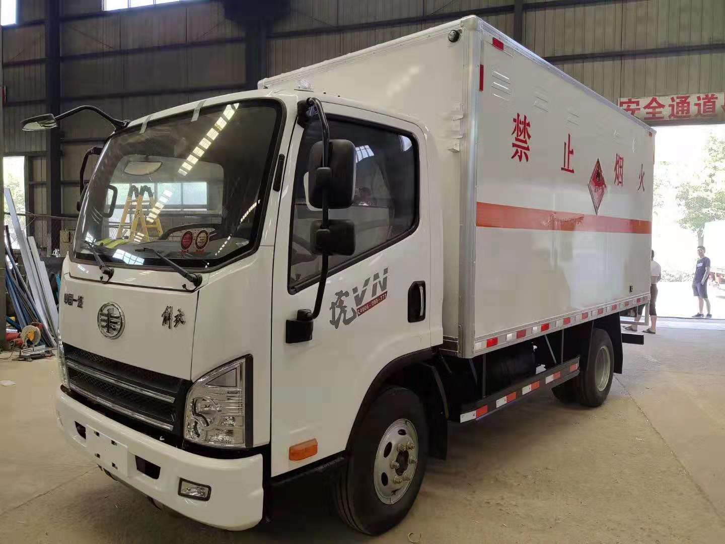 四川王总订购解放易燃气体厢式运输车发车