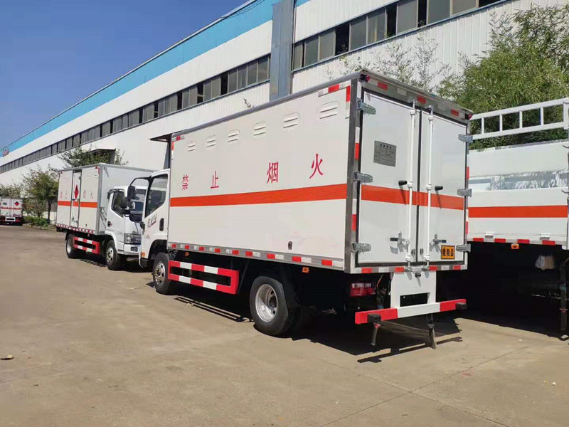 广西客户吴总订购2台解放杂项危险品厢式运输车发车