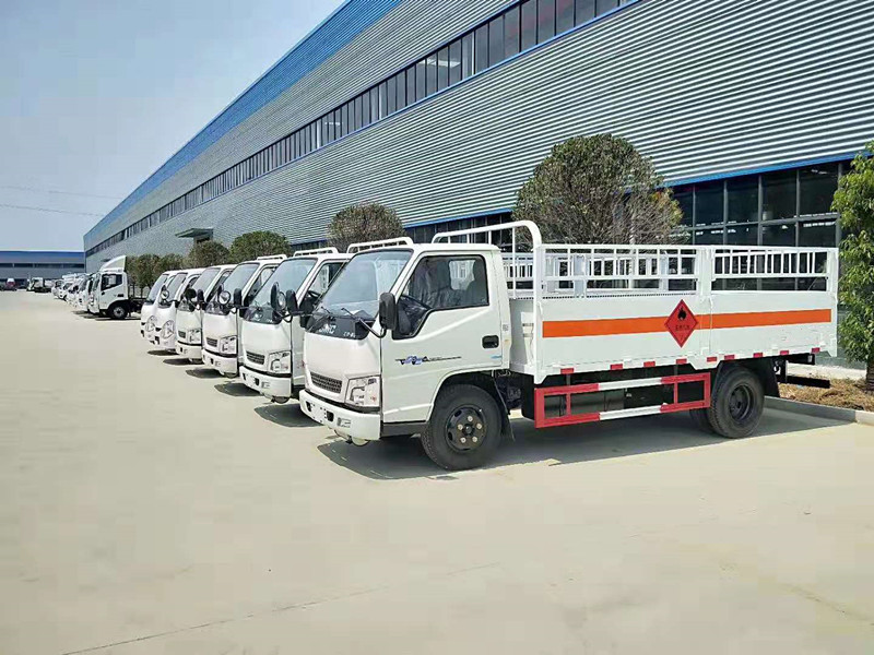 4台江铃气瓶运输车及2台跃进气瓶运输车发车