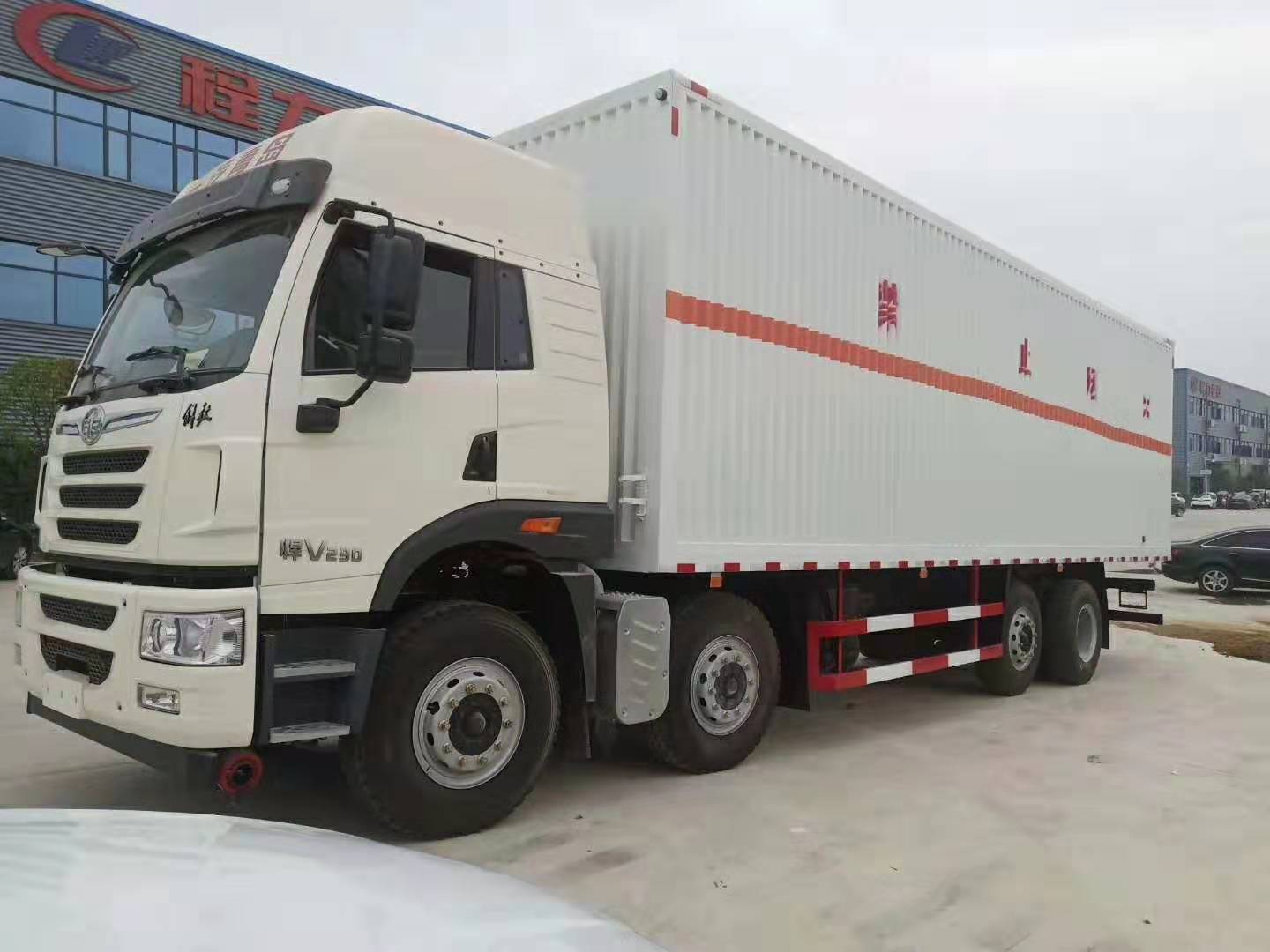 广西谢总订购的解放前四后六杂项危险品厢式运输车发车
