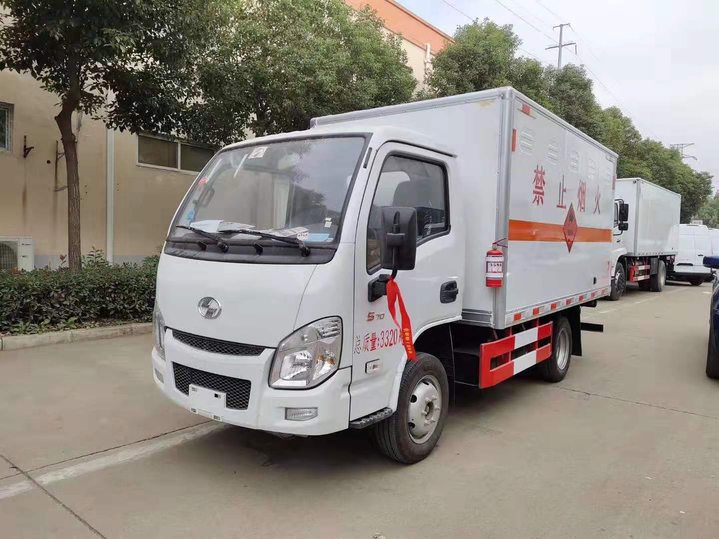 跃进小福星汽油版国六易燃液体厢式车发车