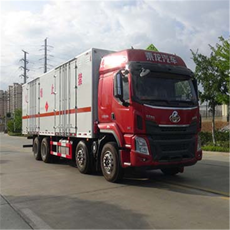 带安全气囊的柳汽4轴危险品车，客户可安心购买