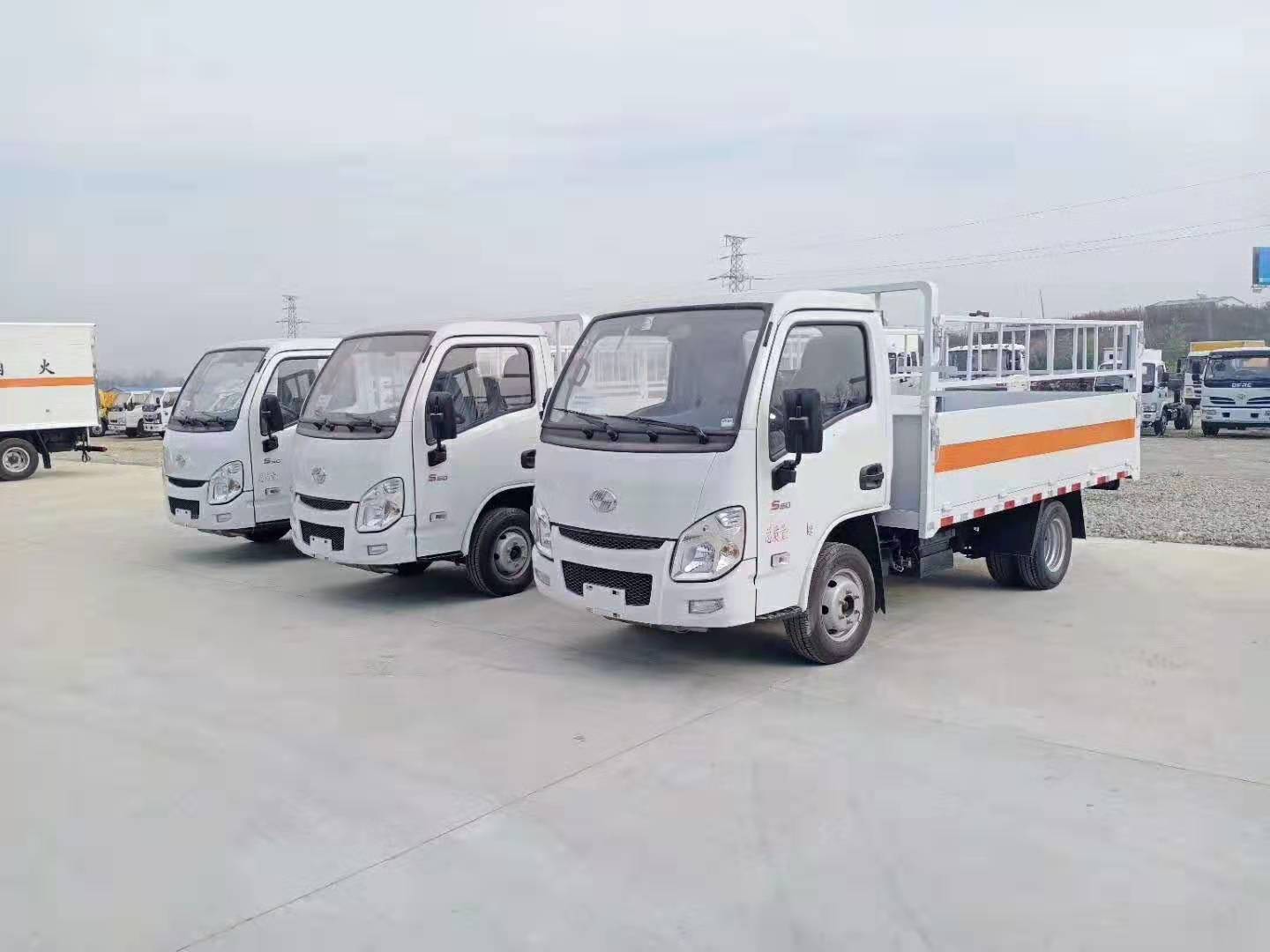 山东何总三台跃进3.3米气瓶运输车发车