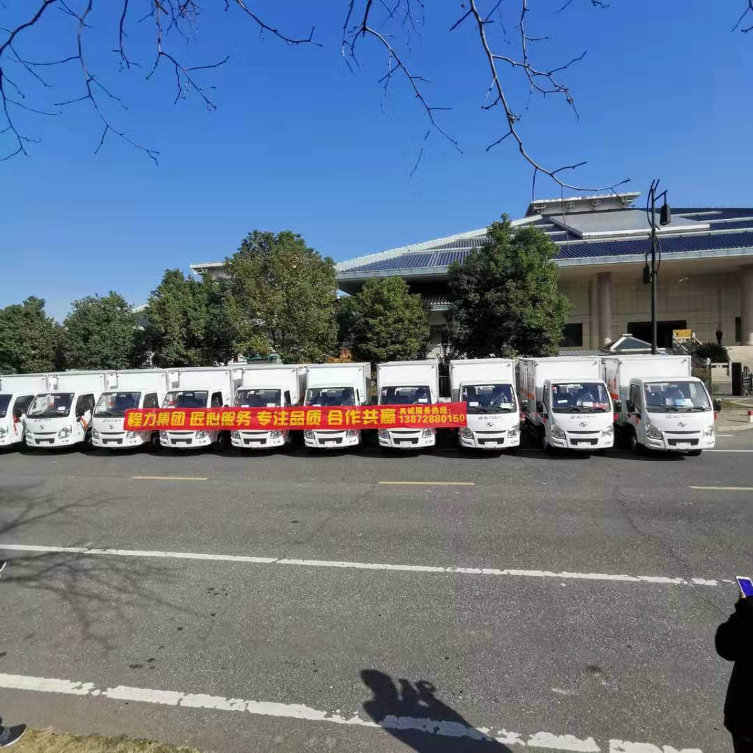 青海王总订购的20台跃进易燃液体厢式车首批10台发车