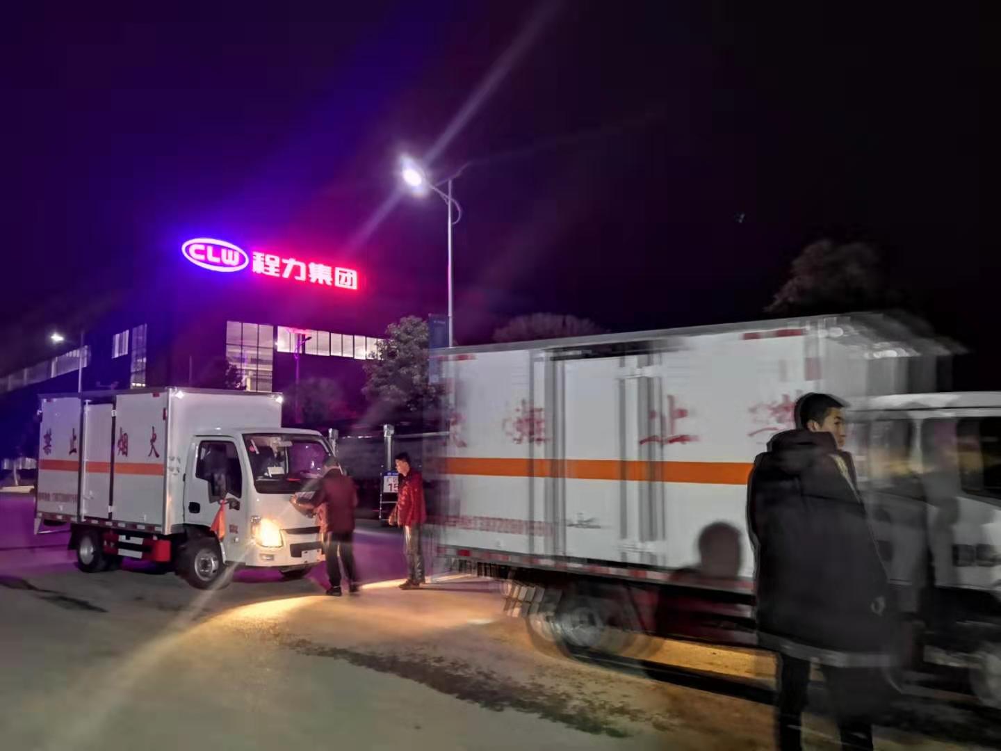 10台跃进易燃液体厢式运输车发车加班发车