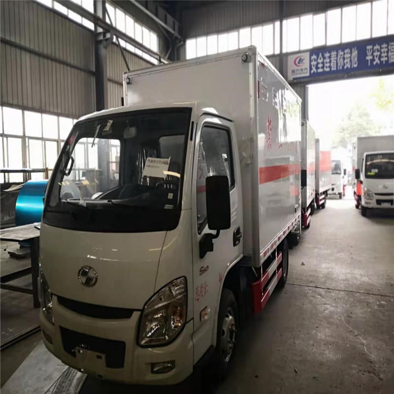 青海王总订购的十台跃进小福星易燃液体厢式运输车发车